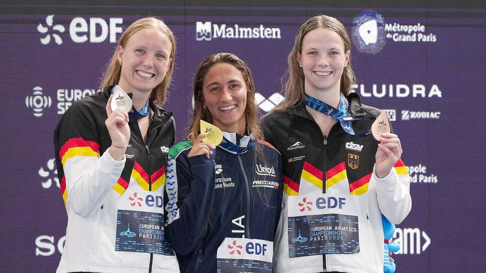 Freude mit Edelmetall: Isabel Gose (l) und Maya Werner (r) bei der Siegerehrung. Foto: Dimitar Dilkoff/AFP/dpa