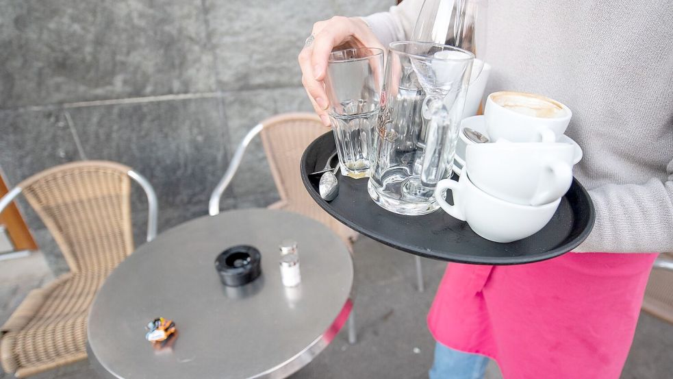 Klassischer Studentenjob: Ein Kellner räumt einen Tisch in einem Restaurant ab. (Symbolbild) Foto: Sebastian Gollnow
