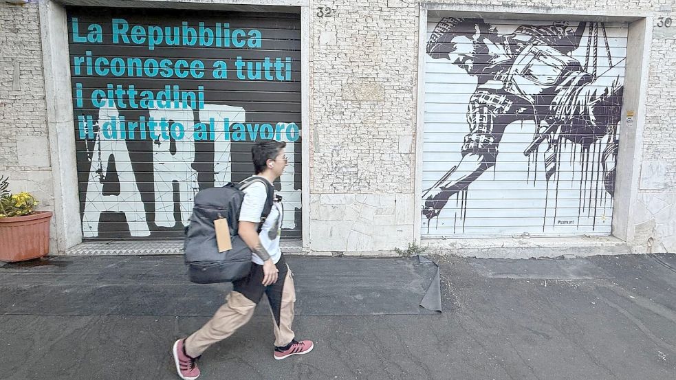 Anders als in den deutschen Innenstädten mit ihren vielen Schaufenstern hat in Italien noch so gut wie jedes Geschäft die schweren metallenen Rollläden. Foto: Christoph Sator/dpa