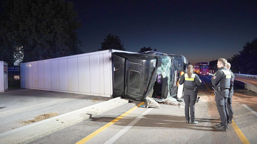 Nach einem Lkw-Unfall ist die A1 in Richtung Osnabrück zwischen Groß Mackenstedt und Groß Ippener voll gesperrt. Die Rettung des Fahrers wurde durch die Baustelle erschwert. Foto: Nord-West-Media TV