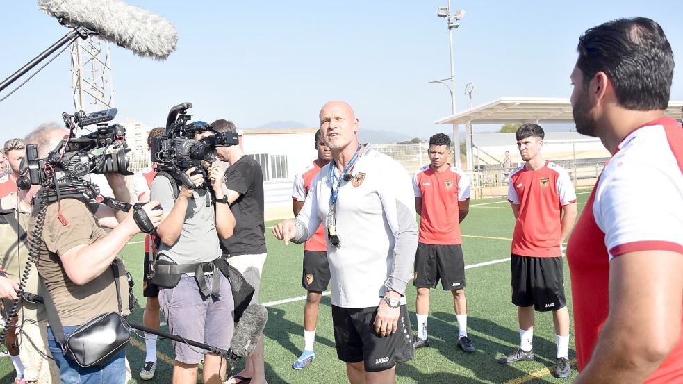Bei seiner ersten Ansprache an die Mannschaft von Journalisten umringt: Germania-Trainer Thorsten Legat. Foto: David Reininghaus