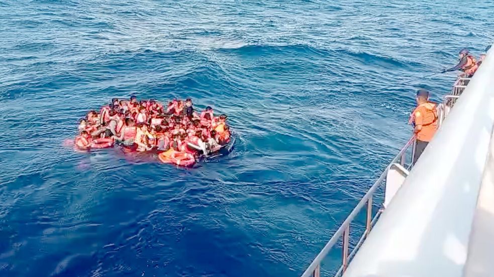 Viele an Bord versuchten sich in Rettungsbooten in Sicherheit zu bringen. Foto: BASARNAS