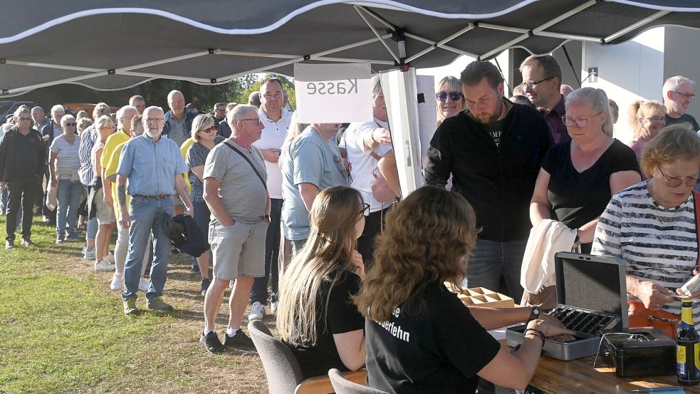Der diesjährige Andrang beim Grillabend der Gemeinde Ostrhauderfehn war enorm. An beiden Kassen bildeten sich lange Schlangen von Menschen. Foto: Holger Weers