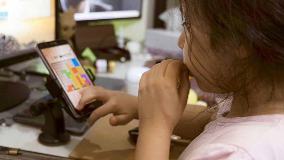 Was steckt dahinter? Schnell fällt der Blick auf Smartphones, Tablets, Computer und Fernseher. Doch so einfach ist es nicht. Foto: sajad-nori | unsplash