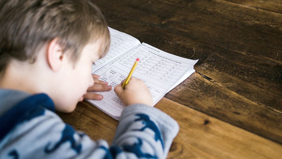 Viele Kinder haben heute mit Schule, Hausaufgaben und Terminen am Nachmittag einen durchgetakteten Alltag, der kaum Zeit für freies Bewegungsspiel lässt. Foto: Anni Spratt | unsplash