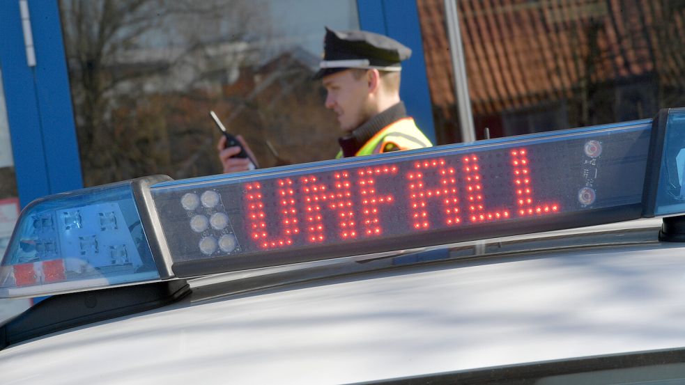Für die Unfallaufnahme und die Fahrbahnreinigung war die Fahrbahn Richtung Leer vorübergehend voll gesperrt. Foto: Klaus Ortgies
