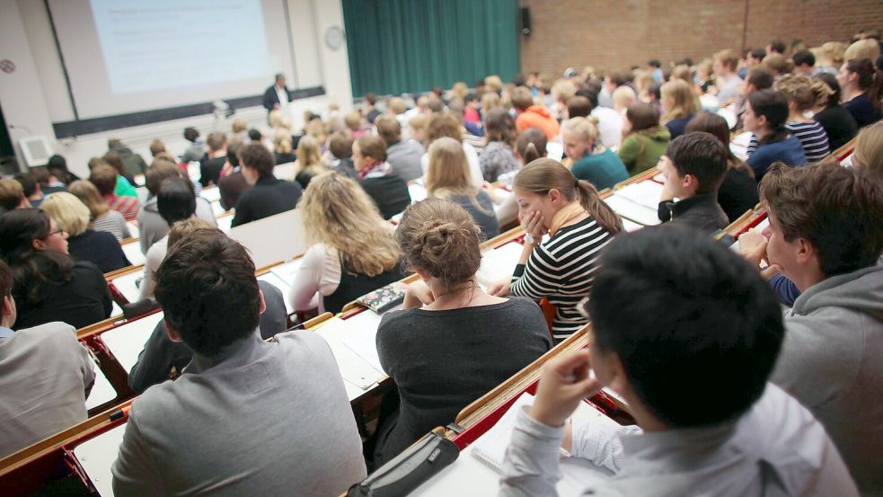 Rund jeder sechste Studierende bekommt Bafög. Foto: Oliver Berg/dpa
