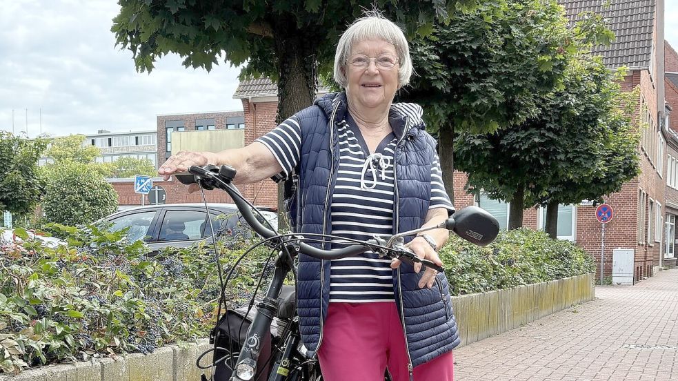 Angelika Roggan (91) ist gerne mit dem Fahrrad unterwegs und bietet einen Literaturkreis beim Altersheim am Wall an. Foto: Mona Hanssen