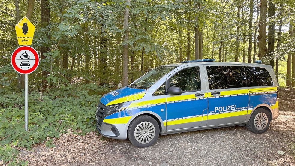 Nach dem Fund eines menschlichen Torsos sucht die Polizei rund um den Fundort in einem Waldstück nach Spuren. Foto: Birgitta von Gyldenfeldt/dpa