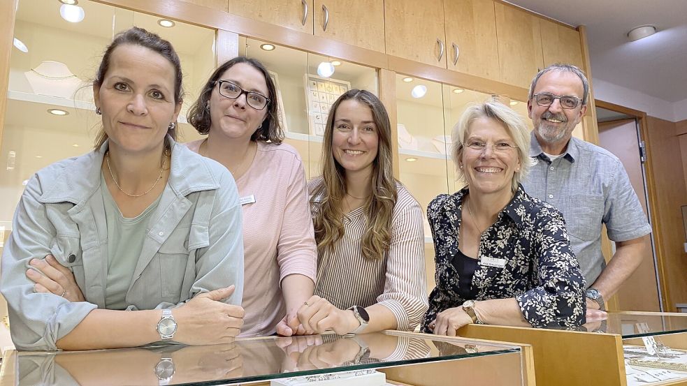 Das Erfolgsgeheimnis des Geschäfts ist das Team. Von links: Mandy Thaden, Jennifer Kaven, Inken Broer, Anja und Ralf Kreuzinger. Foto: Imke Oltmanns