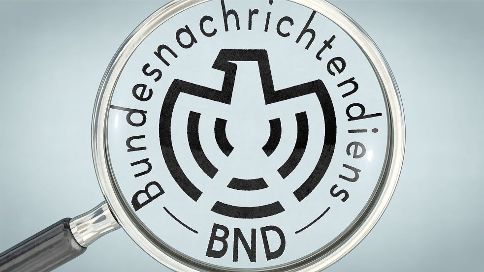 Eine Lupe vergrößert das Logo des deutschen Bundesnachrichtendienstes BND Foto: Imago