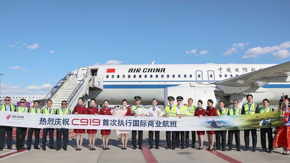 Das Passagierflugzeug vom Typ C919 nach dem ersten internationalen Flug von Peking nach Ulan Bator. Der Hersteller Comac will Airbus und Boeing Konkurrenz machen. Foto: Bolortsetseg/XinHua/dpa