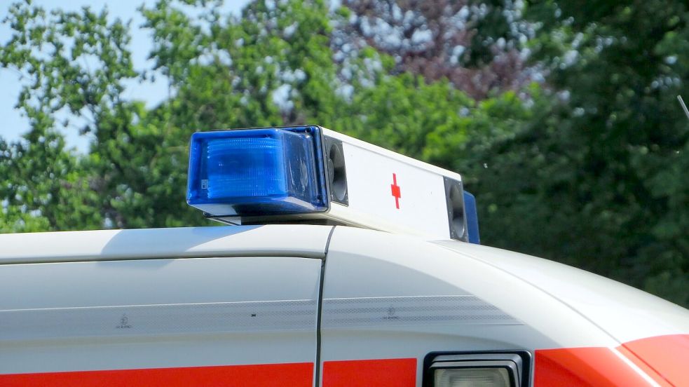Ein Mann ist am Dienstag in Esens schwer verletzt ins Krankenhaus gebracht worden. Symbolfoto: Pixabay
