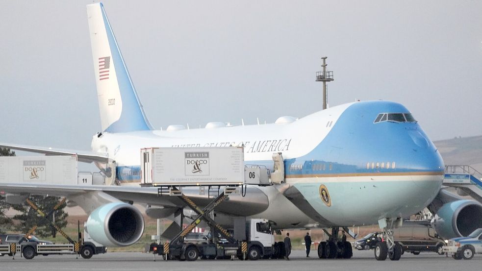 In einem Catering-Container wurde Trump in eine andere Maschine gebracht (Archivbild). Foto: Alex Brandon