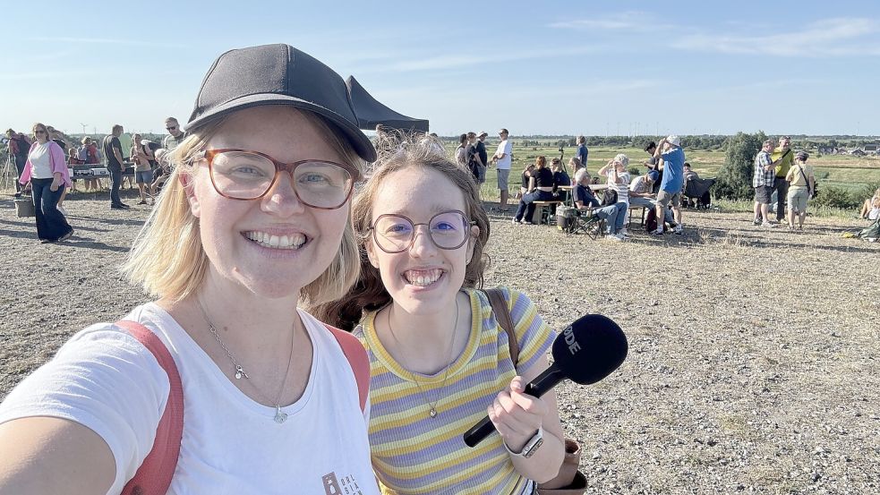 Mona Hanssen (links) und Madita Janßen sind beim Friesenhügel in Emden und halten euch über alles rund um die Sonnenfinsternis auf dem Laufenden. Foto: Mona Hanssen