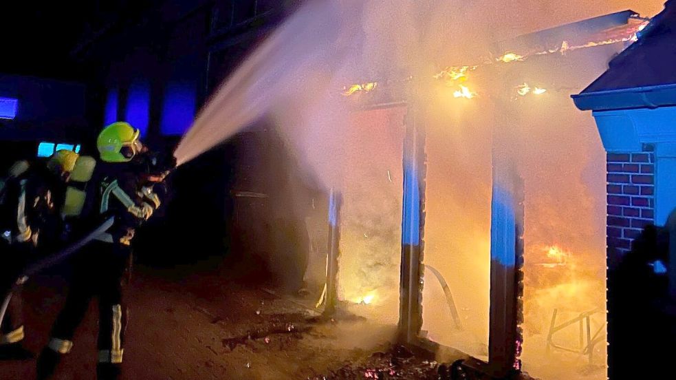 Der Unterstand zwischen Jugendcafé und Sporthalle brannte in voller Ausdehnung. Foto: Justin Herzig
