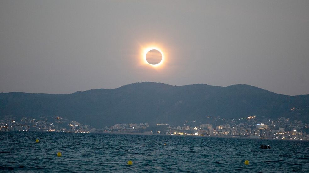 Verdeckte Sonne über Mallorca während der totalen Sonnenfinsternis. Foto: Clara Margais/dpa