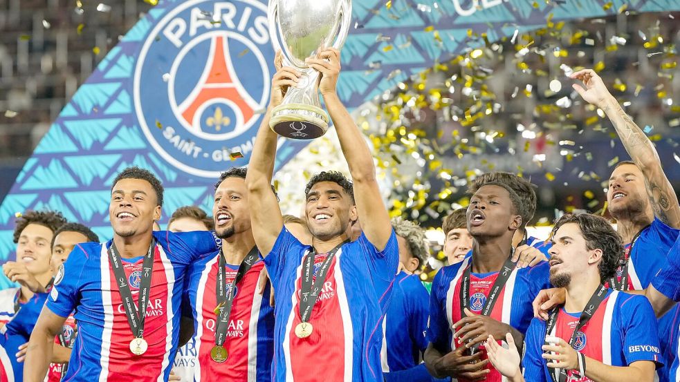 Achraf Hakimi von PSG reckte den Pokal als Supercup-Sieger in die Höhe. Foto: Darko Bandic
