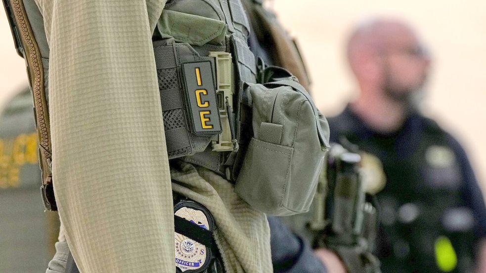 Die US-Einwanderungsbehörde ICE plant die Anschaffung von Elektroschock-Handschuhen. (Archivfoto) Foto: Angelina Katsanis/AP/dpa