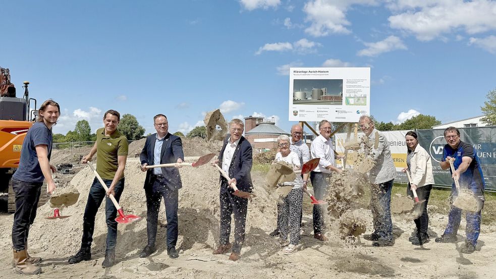 Start für die Erweiterung der Kläranlage Aurich-Haxtum (v.l.): Sven Fehrenbach (Bauleitung der Fa. Kerker), Martin Stäber (Geschäftsführung der Fa. Herfeld), Mirko Wento (Stadtbaurat der Stadt Aurich), Horst Feddermann (Bürgermeister der Stadt Aurich), Antje Harms (Ortsbürgermeisterin des Ortsrates Extum/Haxtum/Kirchdorf/Rahe), Ehlke Ubben (Fachdienstleiter der Stadtentwässerung), Jens Hinrichs (Geschäftsführung und Bauleitung der Fa. van der Linde), Adelbert Lühring (Büroleiter Standort Aurich des Ing-Büro Dr. Born und Dr. Ermel), Mareke Kruse (Planung und Bauoberleitung Standort Aurich des Ing-Büro Dr. Born und Dr. Ermel), Dieter Behrends (Abwassermeister und Betriebsleitung der Kläranlage Aurich-Haxtum) Foto: Stadt Aurich