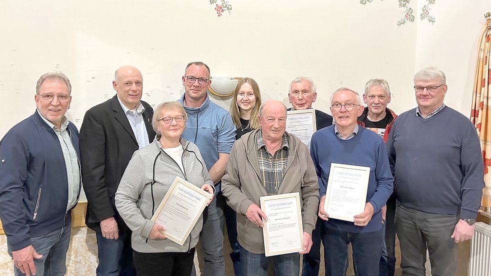Sie trafen sich auf der Versammlung der Friedhofsgemeinschaft I (vorne, von links): Dina Hinrichs, Ulrich Tetzlaff, Harm Debelts und Detlef Tunder sowie (hintere Reihe, von links): Spetzerfehns Ortsbürgermeister Manfred Janssen, Großefehns Bürgermeister Erwin Adams, Timo Zimmermann, Maren Saathoff, Johannes Fahrenholz und Hinrich Bockelmann. Es fehlt Sabine Ulrichs. Foto: privat