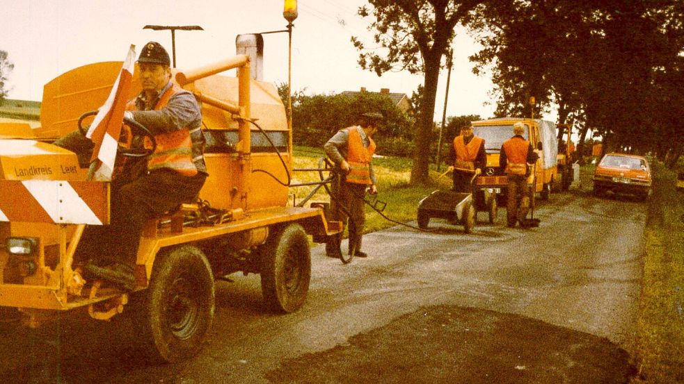 Auf der K40 ist eine Asphaltkolonne unterwegs. Foto: Landkreis Leer
