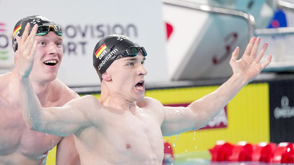 Gold und Silber: Johannes Liebmann (r) und Sven Schwarz zeigen Stärke. Foto: Sebastien Bozon/AFP/dpa