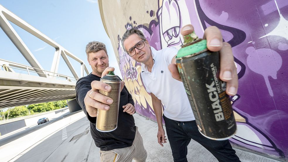 Ingo Oltmanns (links) und Andreas Kutzner vom Graffiti-Verein Ostfriesland holen fast 80 Künstler nach Emden, damit sie die Trogstrecke aufhübschen können. Foto: Klaus Ortgies/Archiv