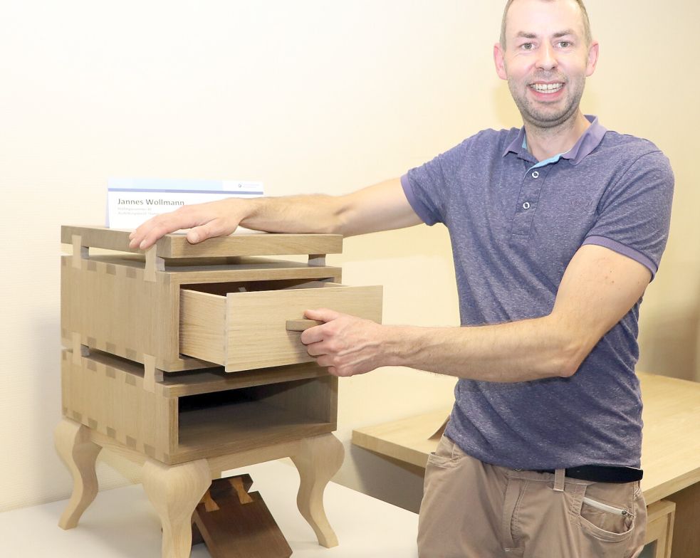 Jannes Wollmann baute einen kleinen Beistelltisch aus Eiche. Foto: Handwerkskammer/W.Feldmann