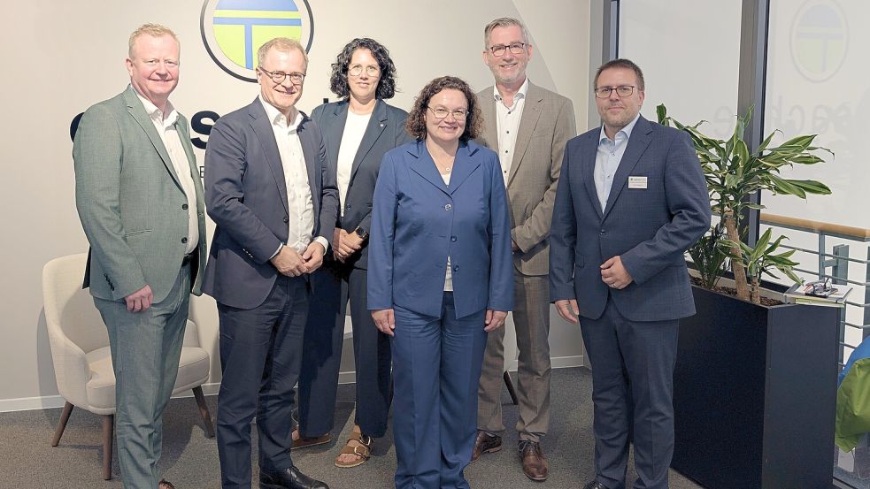 Zum Informationsaustausch trafen sich in Papenburg die Vertreter und Vertreterinnen der Bundeagentur für Arbeit (von links) René Duvinage, Johannes Pfeifer, Daniela Ringenaldus und Andrea Nahles mit Dirk Lüerßen und Jens Stagnet von der Wachstumsregion Ems-Achse. Foto: Wachstumsregion Ems-Achse/Kea Klün