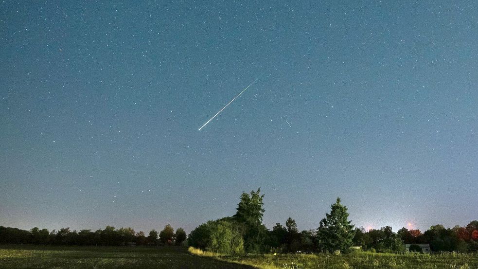 Ein Meteor der Perseiden zieht am frühen Morgen des 13. August 2026 über den Nachthimmel. Foto: IMAGO / Funke Foto Services / Sascha Fomm