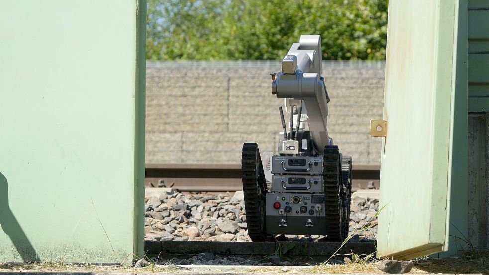 Ein Roboter ist auf dem Bahnhofsgelände im Einsatz. Foto: Felix Kirberg/dpa