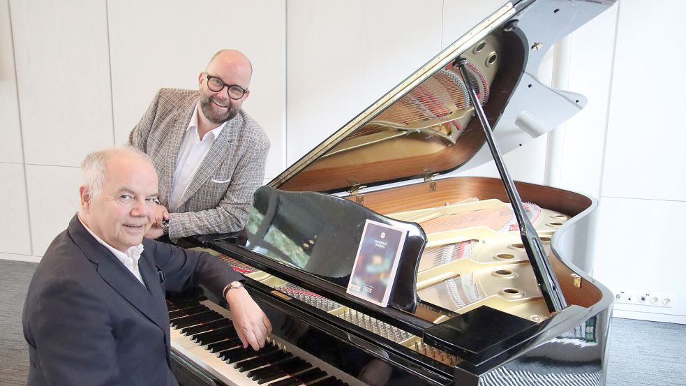 Landrat Johann Wimberg (rechts) und Musikfest-Intendant Prof. Thomas Albert präsentieren die vier Konzerte des Musikfests Bremen im Landkreis Cloppenburg. Foto: Frank Beumker/Landkreis Cloppenburg