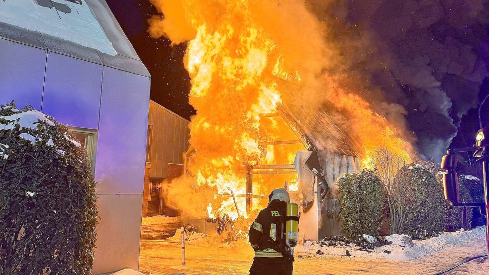 Das Lagergebäude der Ludgerusgemeinde brannte im Januar 2026 lichterloh. Foto: Bernd Saathoff/Feuerwehr Aurich