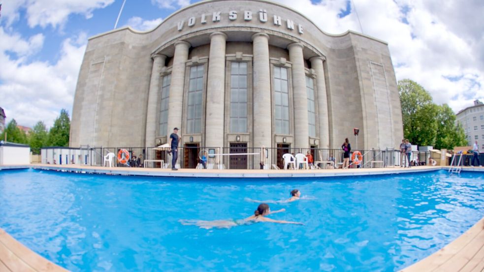 Volksbühne sagt umstrittene Veranstaltung aus Sicherheitsgründen ab. (Archivbild) Foto: Soeren Stache/dpa