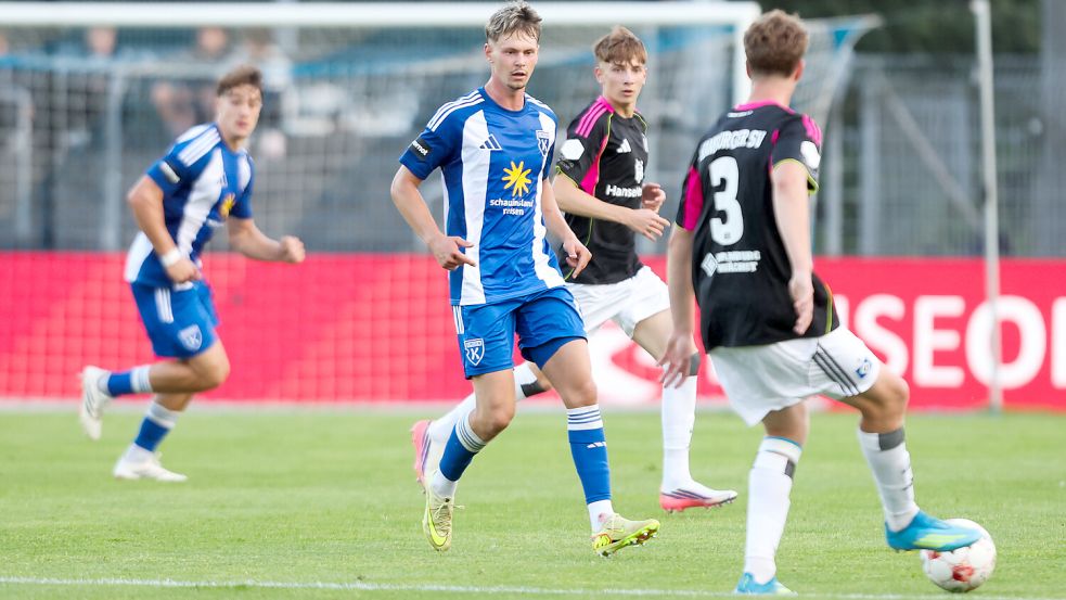 Nick Stepantsev (Mitte) erzielte im ersten Kickers-Heimspiel gegen den HSV II das 1:0. Am Samstag trifft er mit den Emdern auf den Eimsbütteler TV. Foto: Jens Doden/Emden