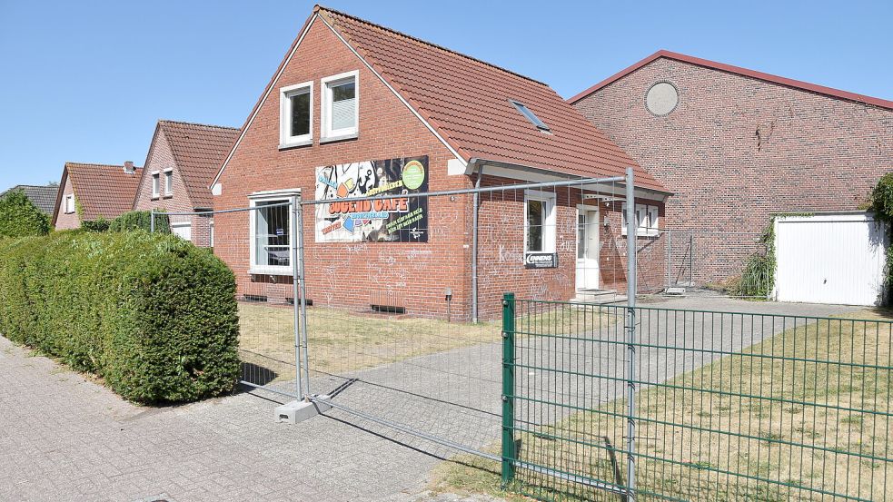 Mit Bauzaunelementen hat die Samtgemeinde das Grundstück des Jugendcafés inzwischen abgeriegelt. Foto: Thomas Dirks