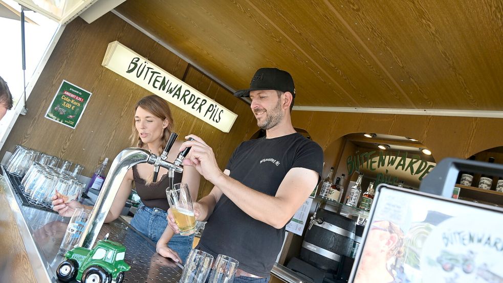 Auf dem Greetsieler Bierfest werden viele verschiedene Biere geboten. Foto: Heinz Wagenaar