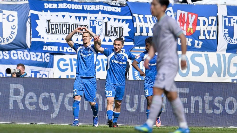 Das Herz der Offensive des 1. FC Magdeburg: Mateusz Żukowski (links) und Barış Atik. Foto: Swen Pförtner