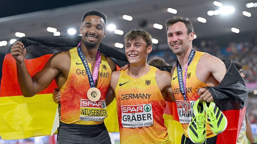 Das deutsche Zehnkampf-Trio Leo Neugebauer (l-r), Amadeus Gräber und Niklas Kaul nach dem spannenden EM-Zehnkampf. Foto: Sven Hoppe