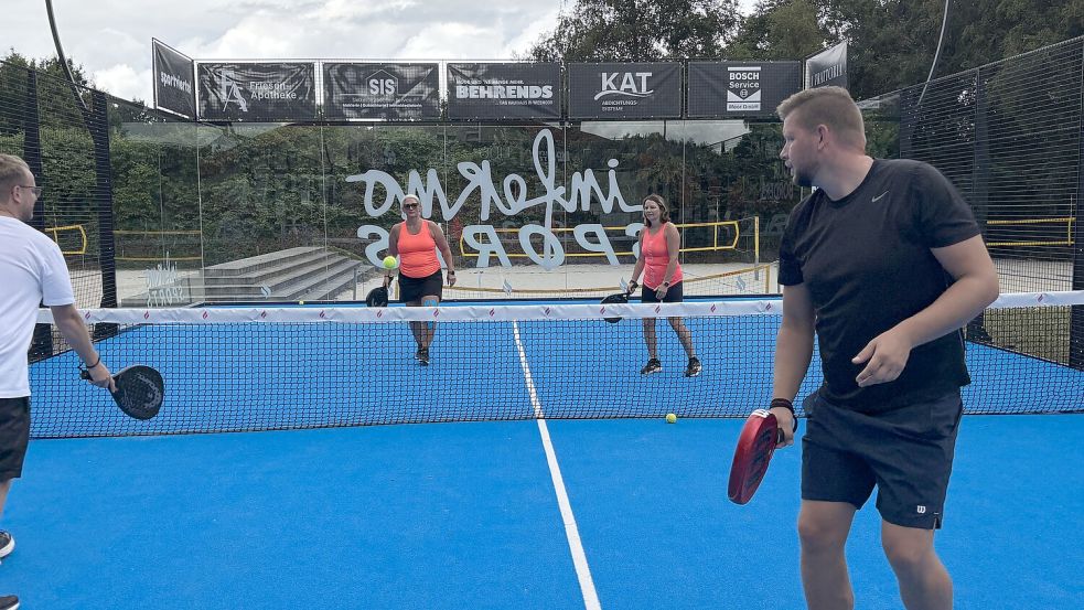 Sönke Lange (von links), Hilka Siefkes, Astrid Müller-Eschen und Marcel Goesmann haben Padel für sich entdeckt und spielen jetzt regelmäßig. Eine App brachte sie zu diesem gemischten Doppel zusammen. Foto: Susanne Ullrich