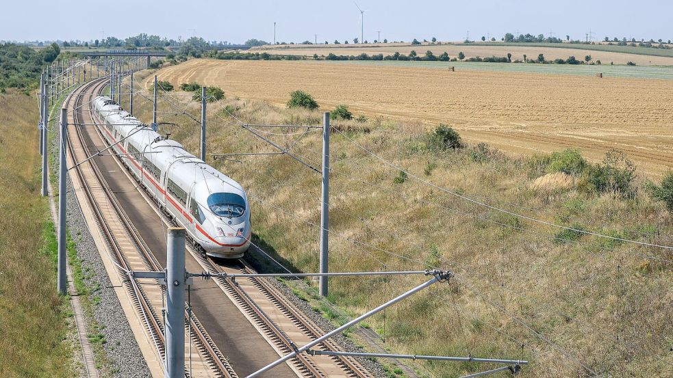 Die Deutsche Bahn geht gerichtlich gegen einen Beschluss der Bundesnetzagentur vor, mit dem der Wettbewerb im Fernverkehr gestärkt werden soll. (Archivbild) Foto: Jan Woitas