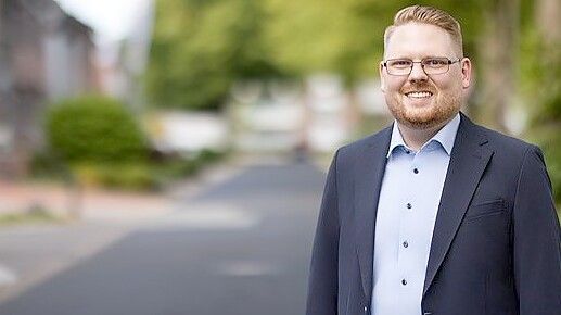 Malte Blümel ist einer von vier Kandidaten, die bei der Kommunalwahl in der Gemeinde Jemgum für das Amt des Bürgermeisters antreten. Foto: Akka Fotografie