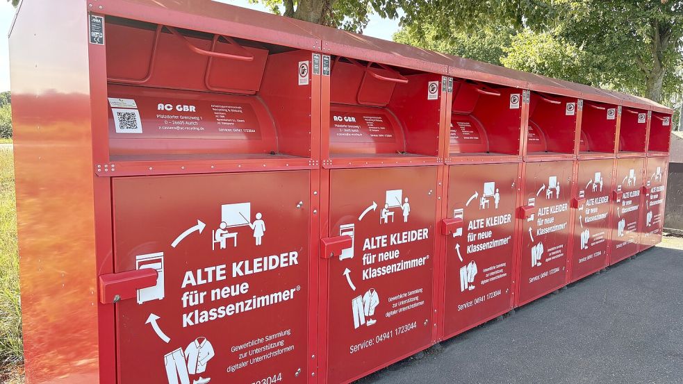 Auf dem Parkplatz des E-Center Coordes an der Raiffeisenstraße stehen sieben Altkleidercontainer von der Firma A.C. Recycling GbR. Foto: Rebecca Schröder