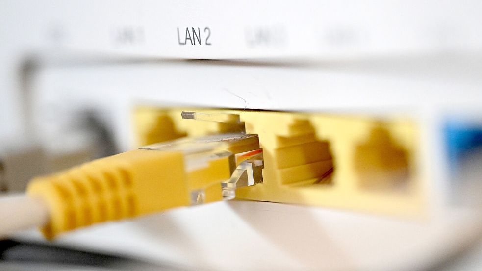 Ein LAN-Kabel steckt in einem Router. In Aurich-Kirchdorf nützte das aber in vielen Haushalten nichts, weil eine Anschlussleitung beschädigt war. Foto: DPA