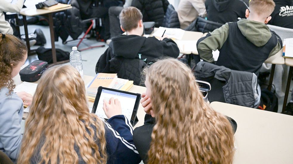 In sogenannten „Cool“-Stunden können Schülerinnen und Schüler selbstbestimmt Lernen. Sie bestimmen auch, welches Fach sie wann bearbeiten. Symbolfoto: Bernd Weißbrod/dpa