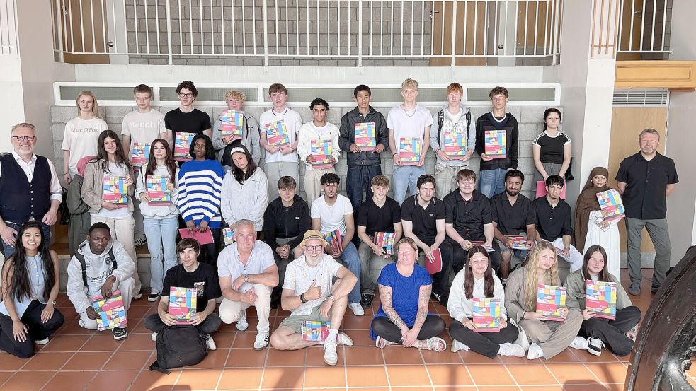 Die Absolventinnen und Absolventen freuen sich mit ihren Lehrkräften über den Erfolg, den sie gemeinsam erarbeitet haben. Foto: privat