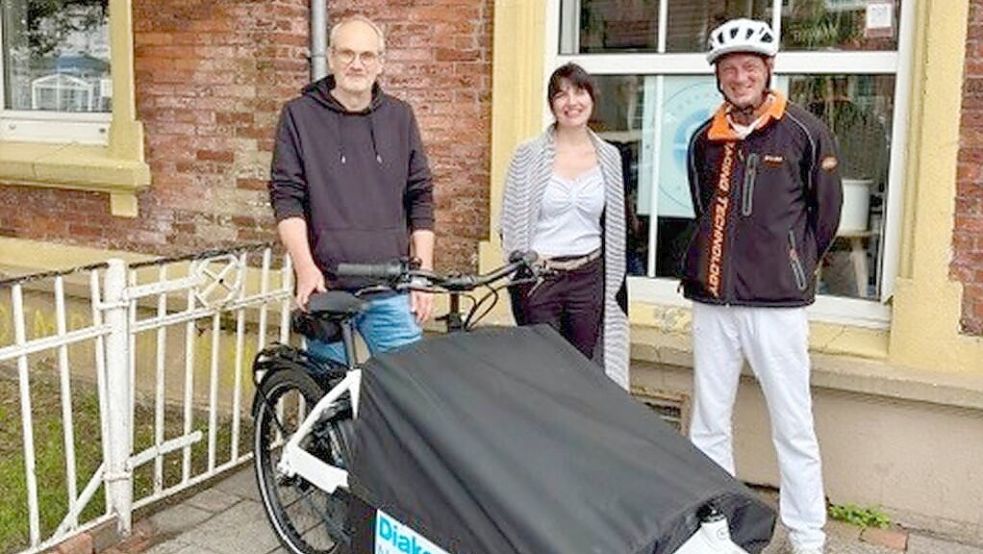 Die Mitarbeiter des Tagesaufenthaltes der Diakonie Norden präsentieren ihr neues Lastenfahrrad. Foto: privat