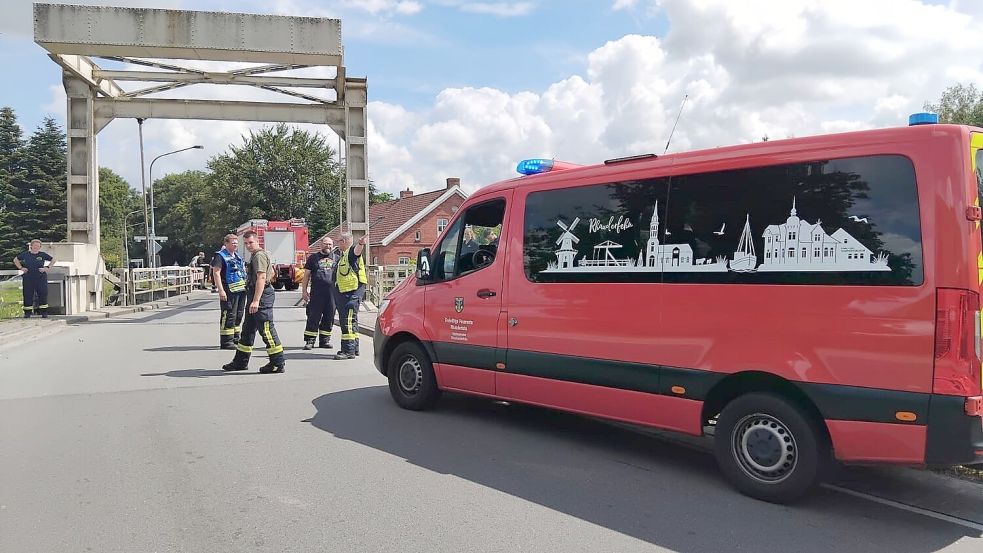 Die Feuerwehr war am Fundort an der Rabenbrücke im Einsatz. Foto: Clarissa Scherzer/Archiv