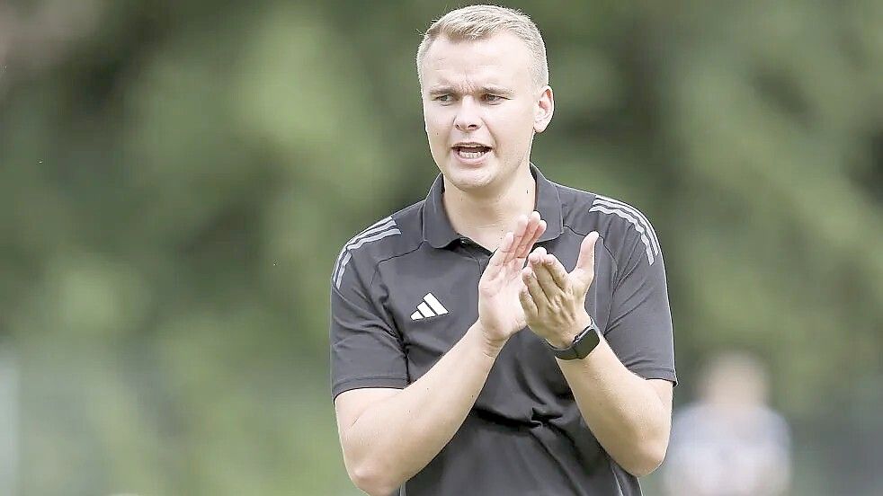 Pewsums Trainer Jonas Petersen blickt zuversichtlich auf das Spiel am dritten Landesligaspieltag gegen den TV Dinklage. Foto: Archiv/Doden